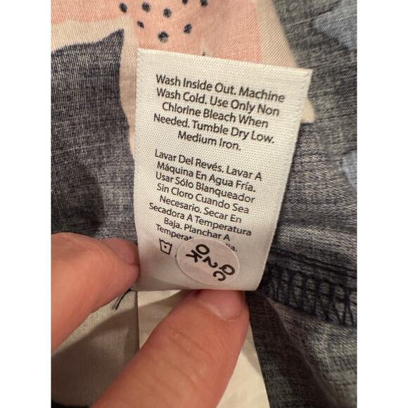 Free Assembly Navy Blue with Pink and White Flowers V-Neck Top - size Large - Picture 9 of 9